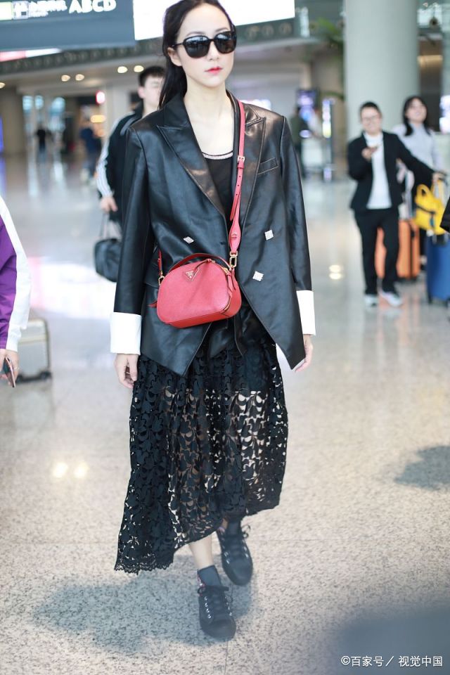 韩雪现身机场黑皮衣显女王范,白嫩皮肤配红唇美得高级